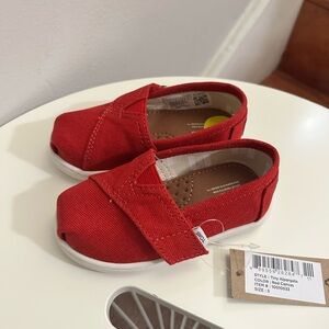 Toddler TOMS NWT size 5